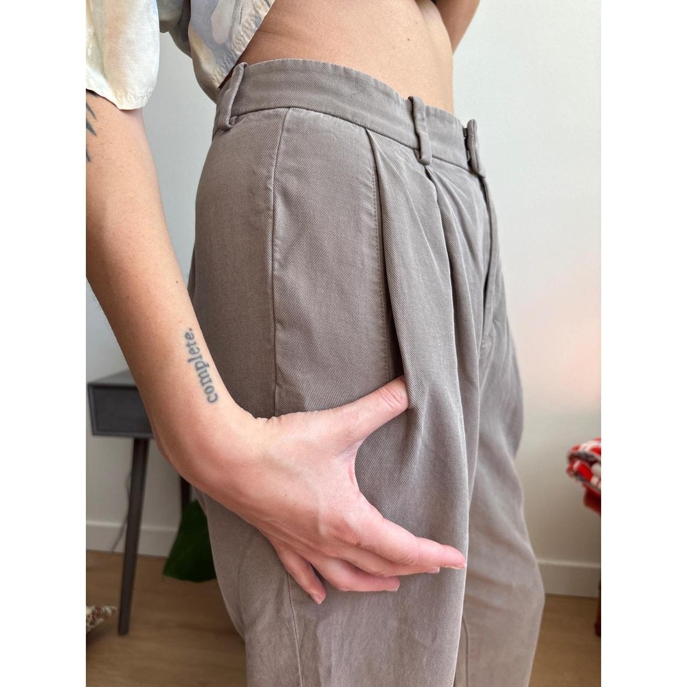Everlane Taupe Brown High Waisted Pleated Tapered Cropped Trousers Pants Size 4 - Picture 2 of 7
